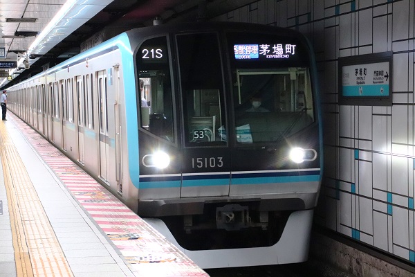 Tại sao tuyến Tokyo Metro Tozai lại đông đúc như vậy?