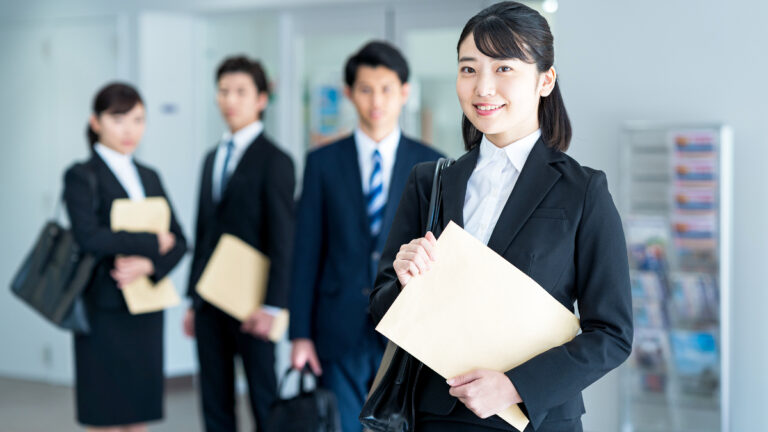 Công ty hỗ trợ trả vay, học bổng – Xu hướng coi trọng người trẻ ngày càng lan rộng