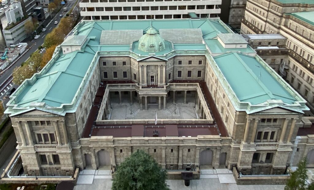 日銀、国債購入減額を決定:市場の反応と今後の見通し