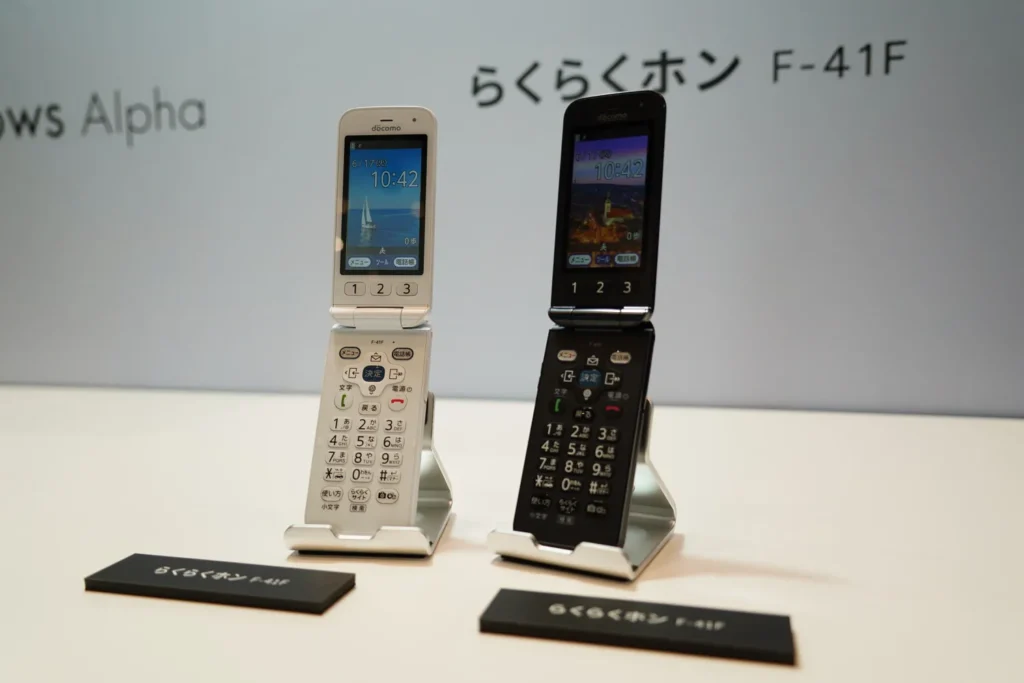 Docomo ra mắt điện thoại dành cho người cao tuổi “Raku-Raku Phone F-41F”