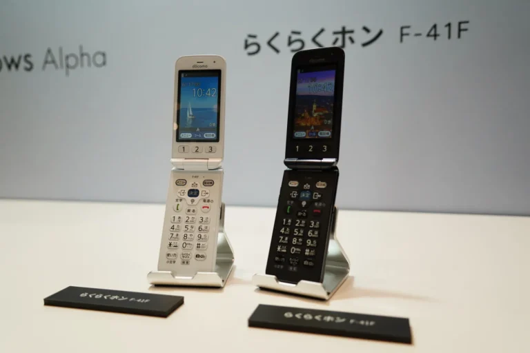 Docomo ra mắt điện thoại dành cho người cao tuổi “Raku-Raku Phone F-41F”