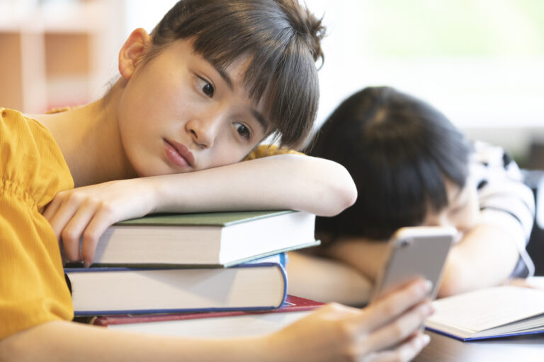 Kỳ nghỉ hè của học sinh cấp 2: Bí quyết ôn thi và quản lý điện thoại