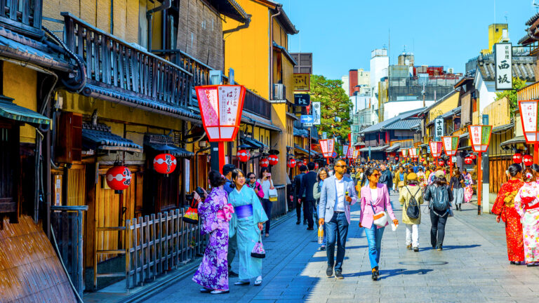 Khách quốc tế đến Nhật Bản tăng mạnh nhờ Expo Osaka và đồng yên yếu – Lập kỷ lục mới trong nửa đầu năm