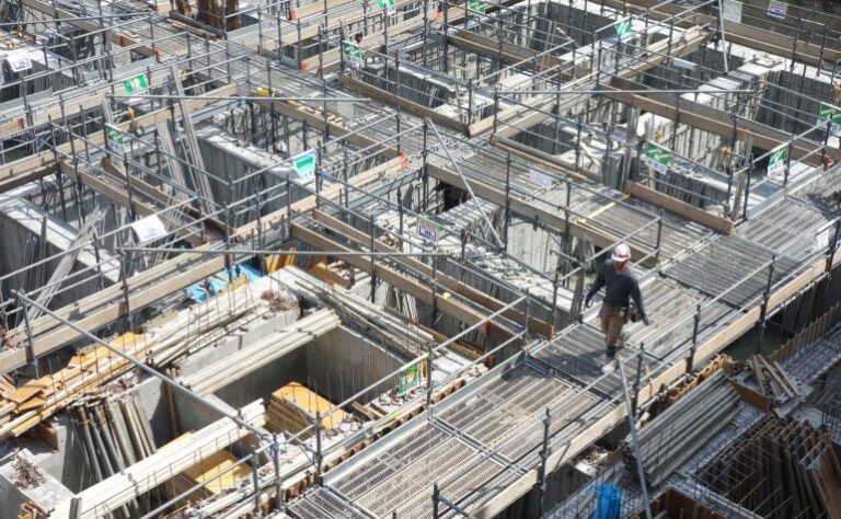 Năm 2025 số vụ phá sản trong ngành xây dựng cao kỷ lục – Giá vật liệu tăng và thiếu nhân công nghiêm trọng