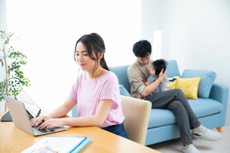 Giảm căng thẳng khi làm việc từ xa! Cách chia sẻ không gian để sống thoải mái với bạn đời