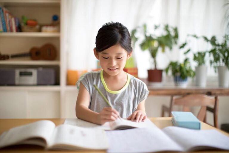 Bí quyết giúp cha mẹ giảm tải bài tập hè cho con và bảo vệ sức khỏe tinh thần
